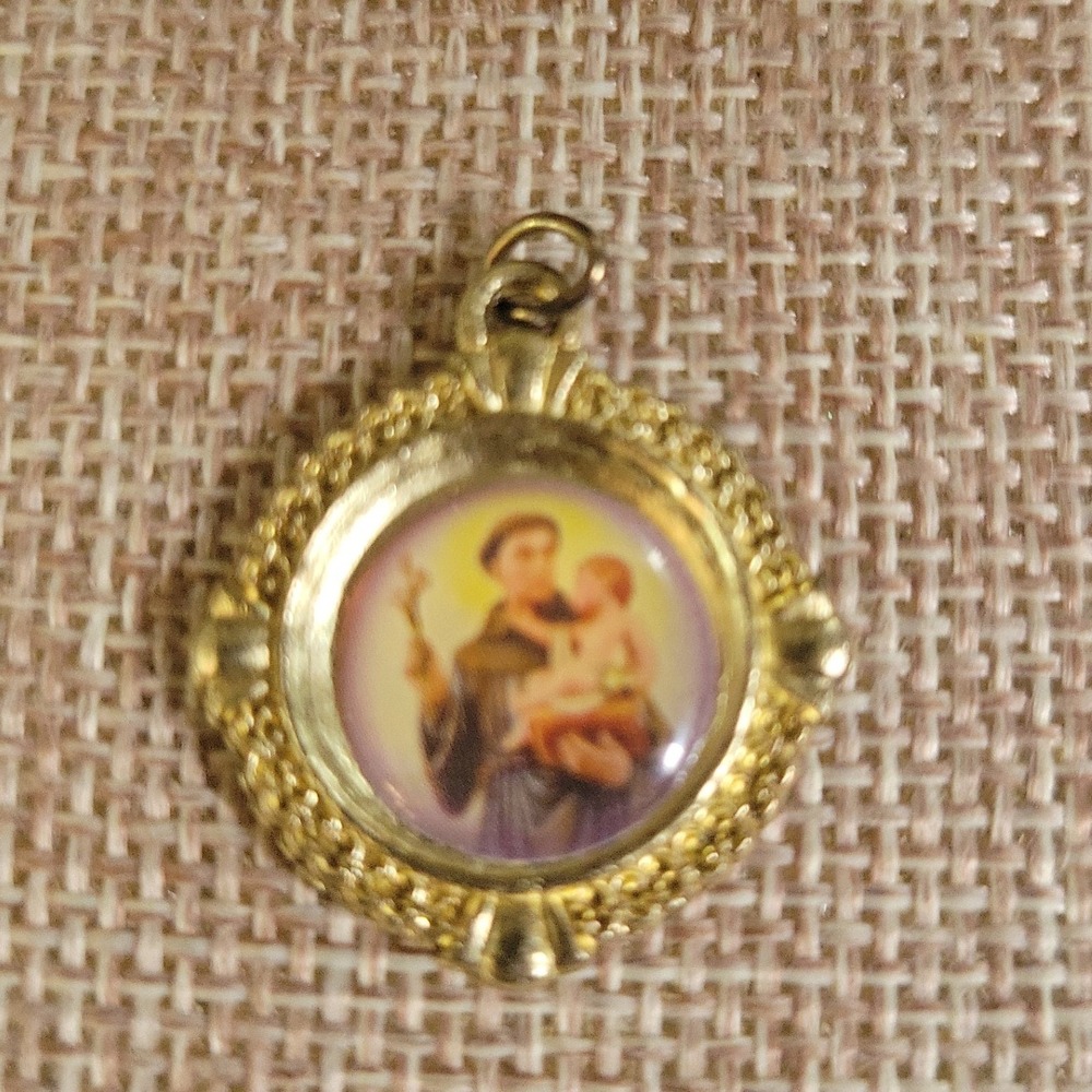 Vintage Gold Tone Saint Anthony Holding Baby Jesus Religious Medal Charm 0.75in